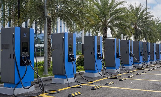 Việt Nam đang đi đầu về phủ hạ tầng trạm sạc cho xe điện