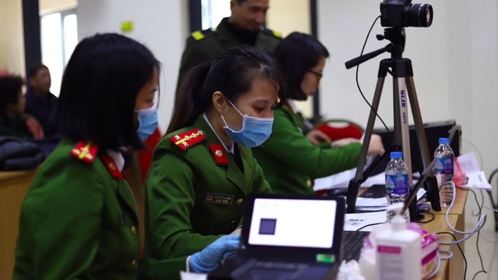 Trong thời gian đợi nhận CCCD gắn chíp, người dân dùng giấy tờ gì thay thế?