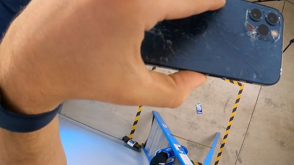 Clip: Test độ cứng của iPhone 12 và iPhone 12 Pro