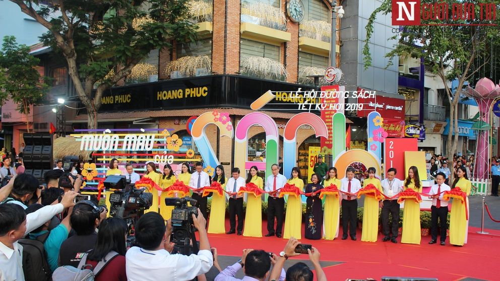 TP.HCM: Đồng loạt khai mạc lễ hội sách và đường hoa Tết Kỷ ...