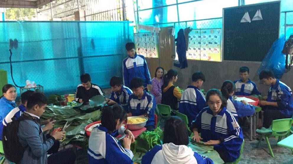 Học sinh thức đêm gói bánh chưng tiếp tế cho vùng rốn lũ miền Trung