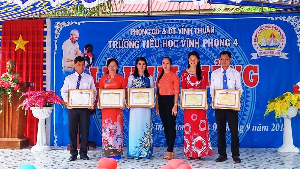 Hiệu trưởng “diễn kịch” nhận bằng khen: Căn bệnh “di căn” cần loại bỏ!