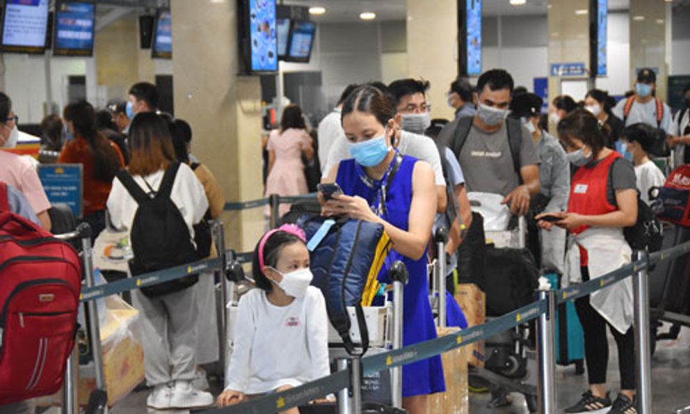 Hơn 40.000 tài xế vi phạm nồng độ cồn, nhiều đường bay Tết sắp kín chỗ