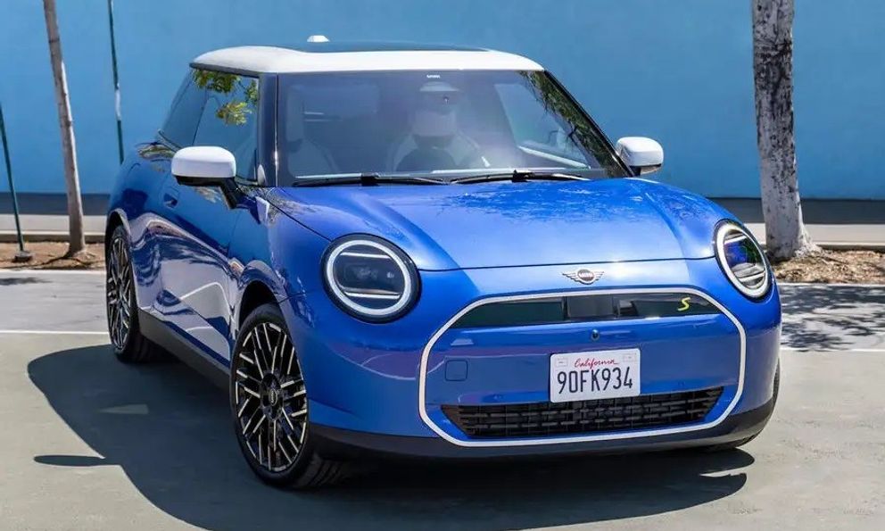 Mini Cooper EV 2024 mang nhiều nét hoài cổ, tối tân về công nghệ