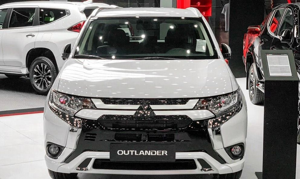 Mitsubishi Outlander xả hàng, giá chỉ còn từ 730 triệu đồng