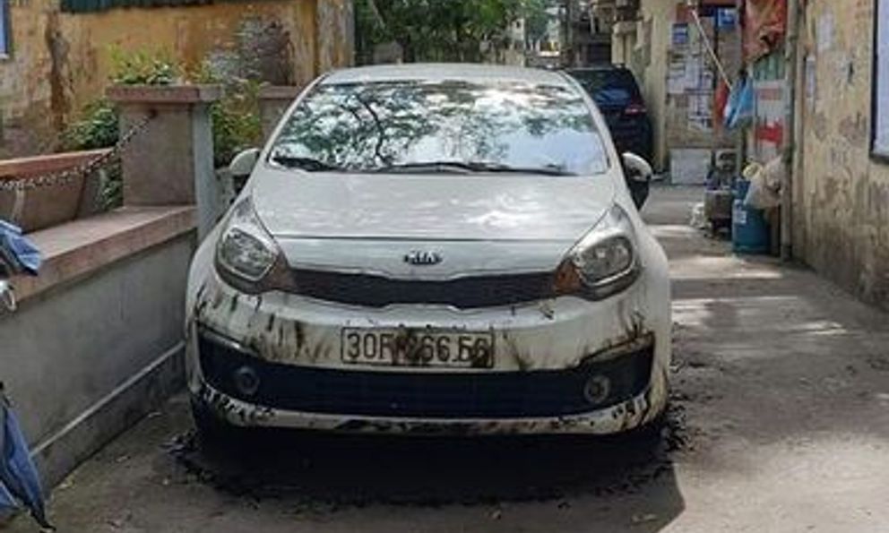 Ô tô Kia Rio bị đốt cháy nham nhở nghi do đỗ xe “bành trướng”