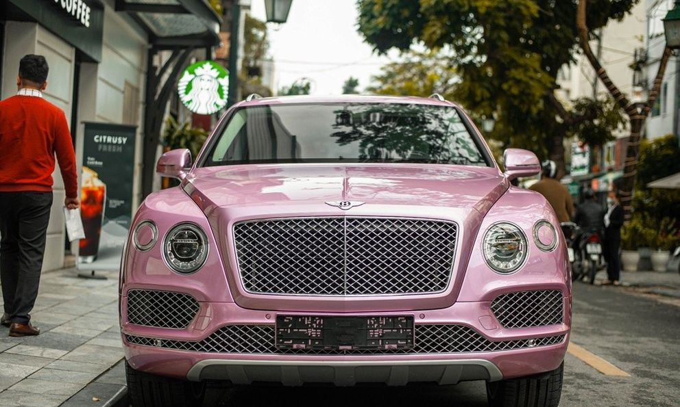 Cận cảnh Bentley Bentayga màu điệu nhất Việt Nam