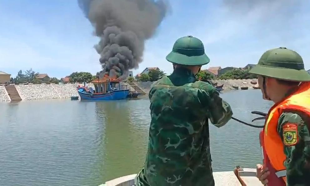 Tàu cá hàng trăm triệu đồng chưa kịp sử dụng đã bốc cháy