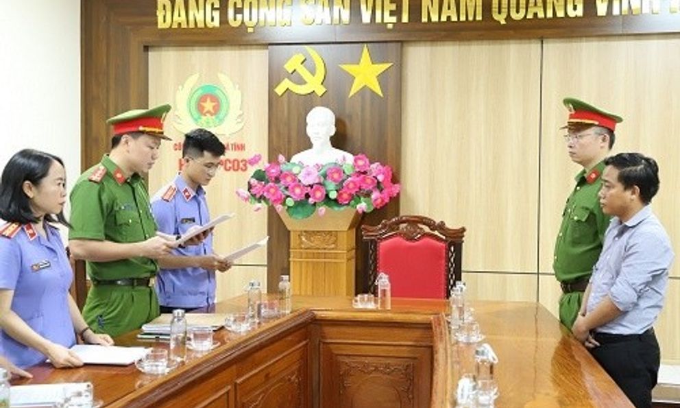 Lạm quyền khi thi hành công vụ, 2 nguyên kế toán xã bị bắt 