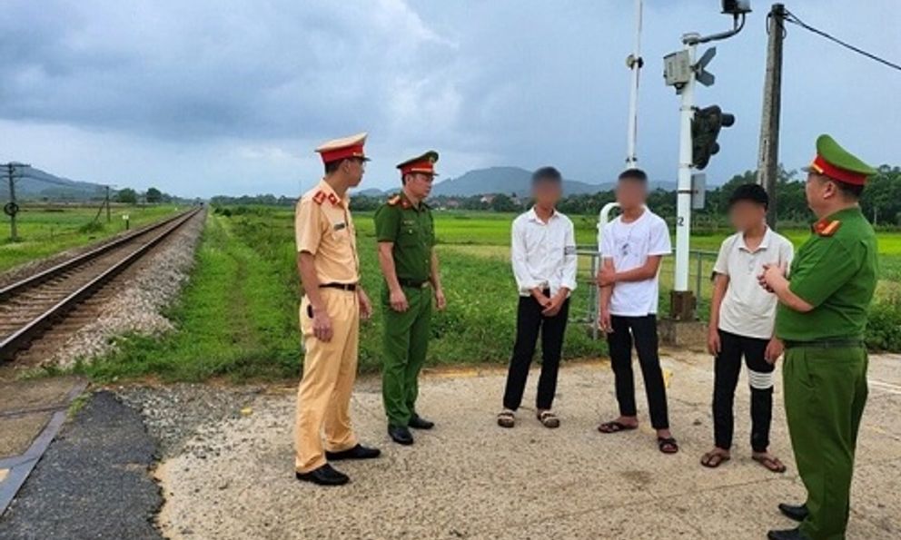 Hà Tĩnh: Đã xác định được 3 thiếu niên ném đá làm vỡ kính tàu Bắc-Nam