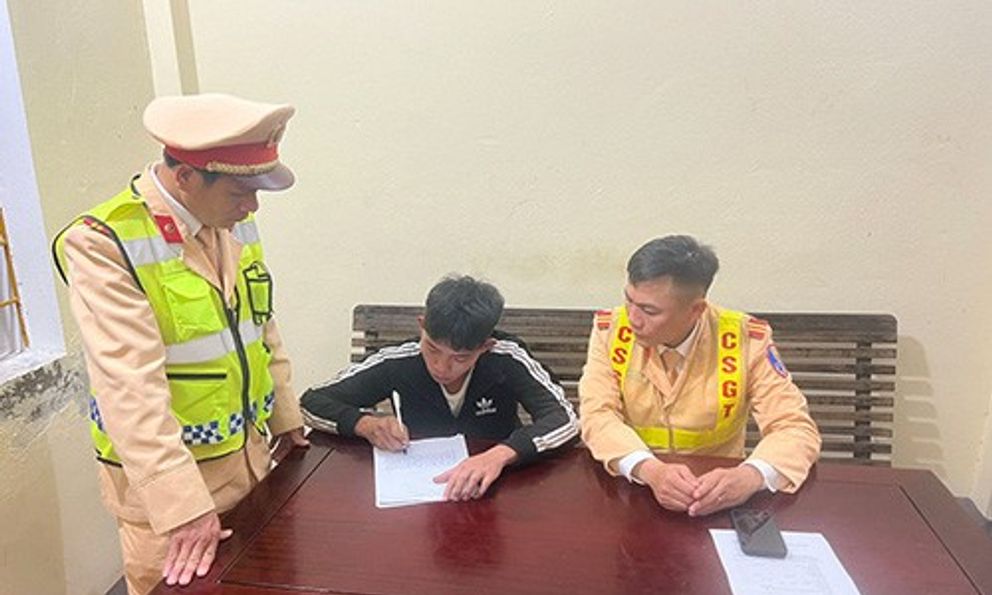 CSGT bắt thanh niên tàng trữ ma tuý khi kiểm tra nồng độ cồn