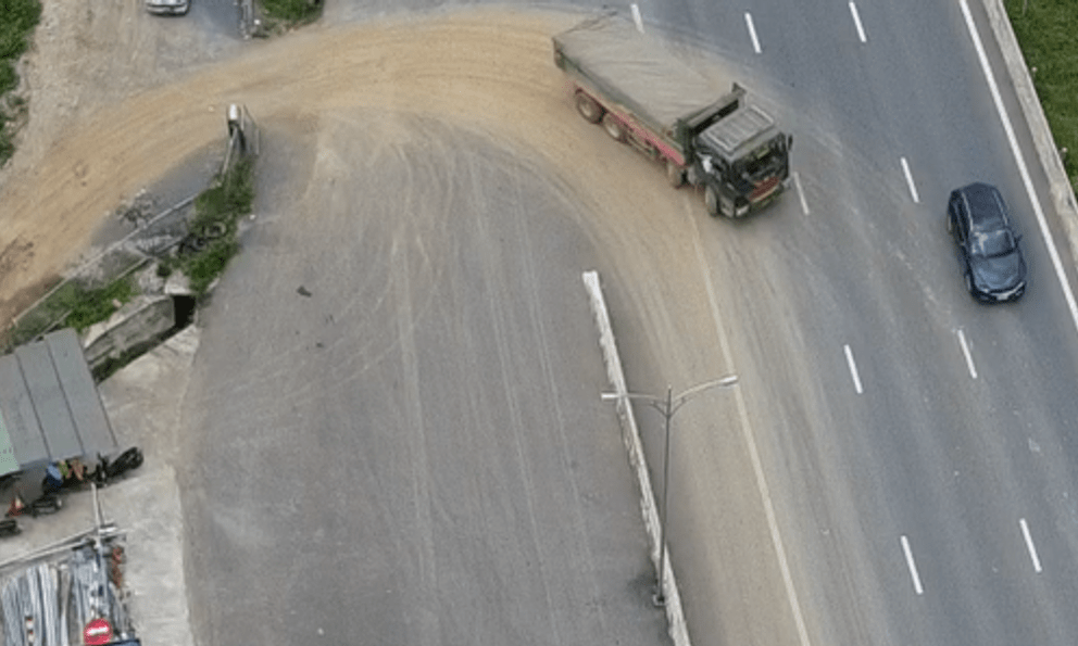 Điều tra việc đưa và nhận hối lộ trong vụ xe tải chở đất vào cao tốc Bắc - Nam