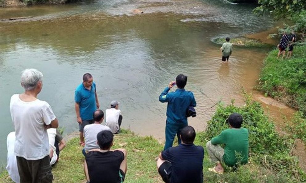 Tìm thấy thi thể cháu bé 2 tuổi đuối nước khi đi chơi suối