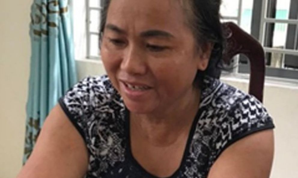 Cô gái trở về quê sau 10 năm lưu lạc xứ người, tố cáo 2 kẻ hại mình