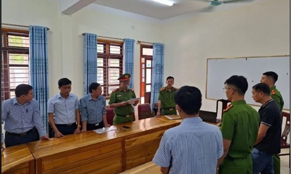 Khởi tố hiệu trưởng và kế toán nhà trường lập khống hồ sơ, chiếm đoạt tiền