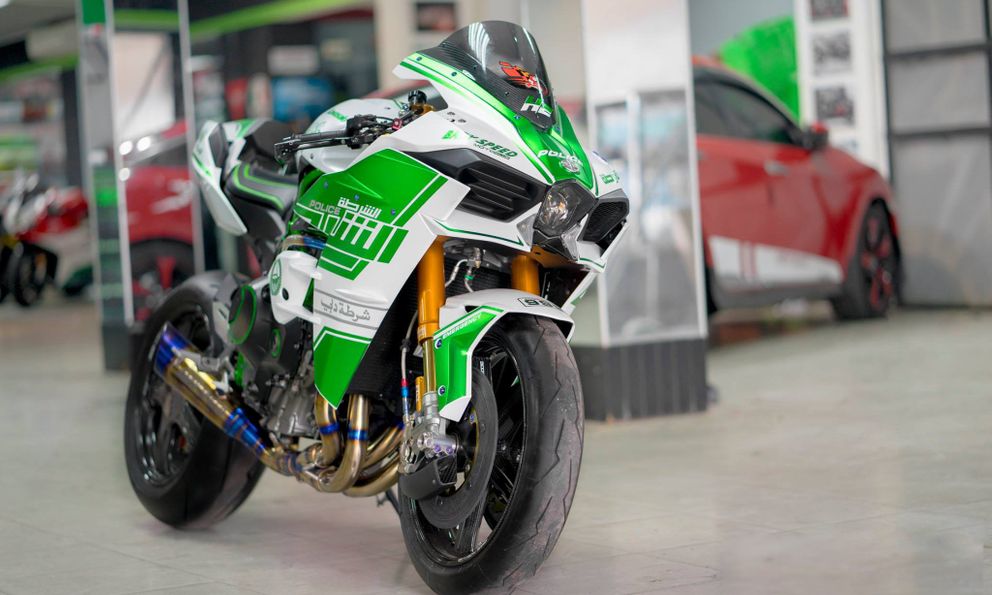 Siêu mô tô Kawasaki H2 lên tem cảnh sát Dubai đẹp miễn chê