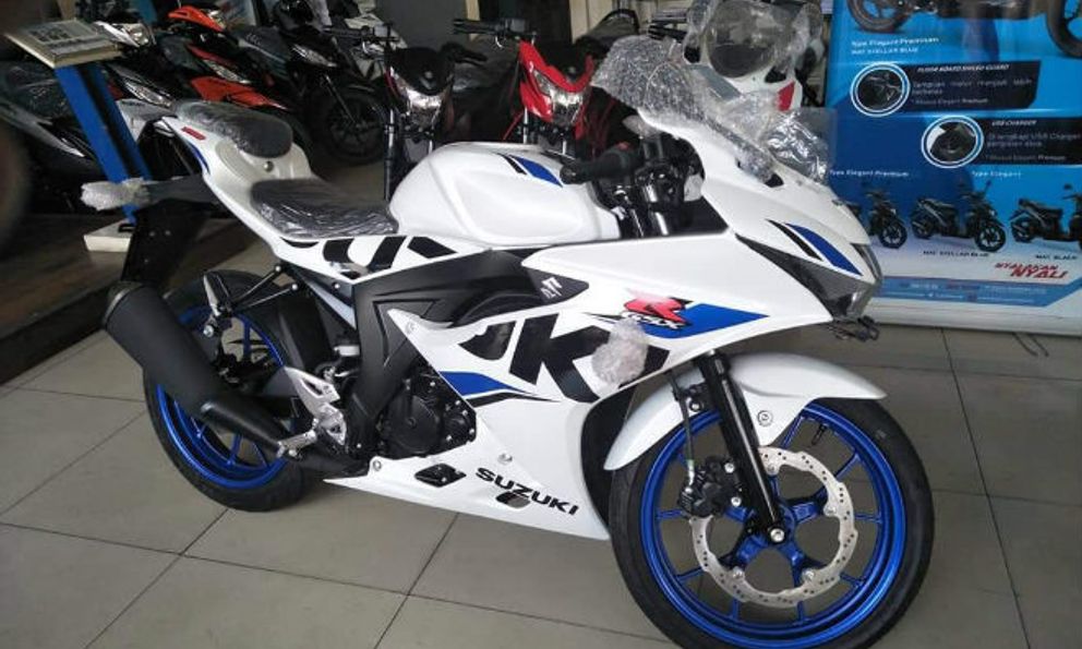 Suzuki GSX-R150 2018 “khoác áo mới”, giá từ 49 triệu đồng