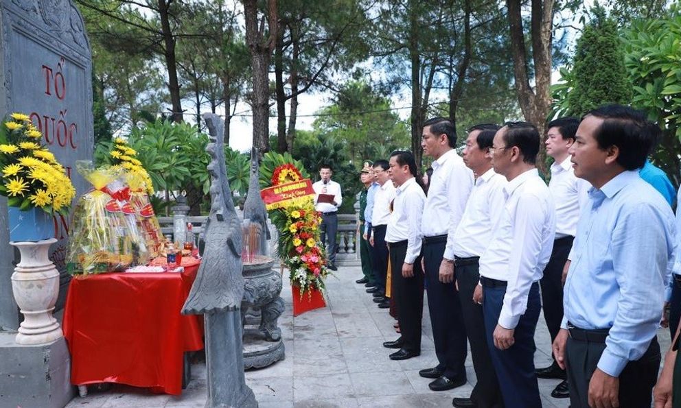 Đoàn lãnh đạo tỉnh Nghệ An dâng hoa, dâng hương kỷ niệm 76 năm ngày thương binh liệt sĩ tại Quảng Trị