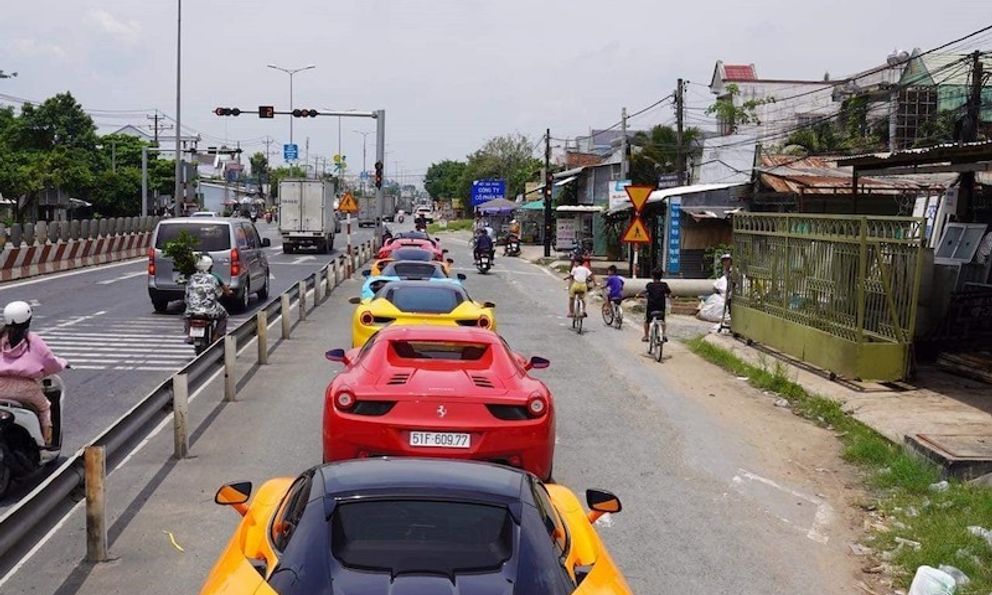 Dàn siêu xe hàng trăm tỷ đồng của nhóm đại gia chơi lan đột biến gây “náo loạn” Sài Gòn