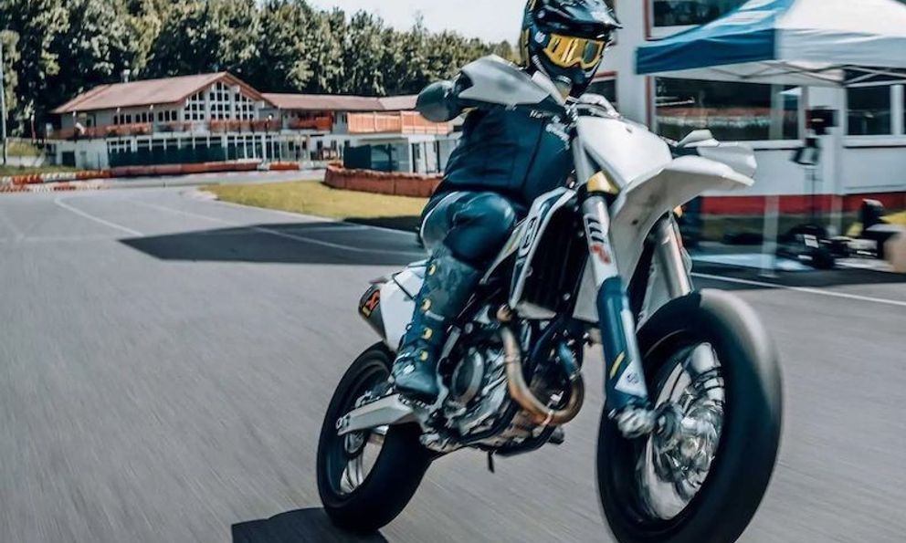 Mẫu supermoto Husqvarna FS 450 2022 ra mắt, cải tiến kiểu “bình mới rượu cũ”