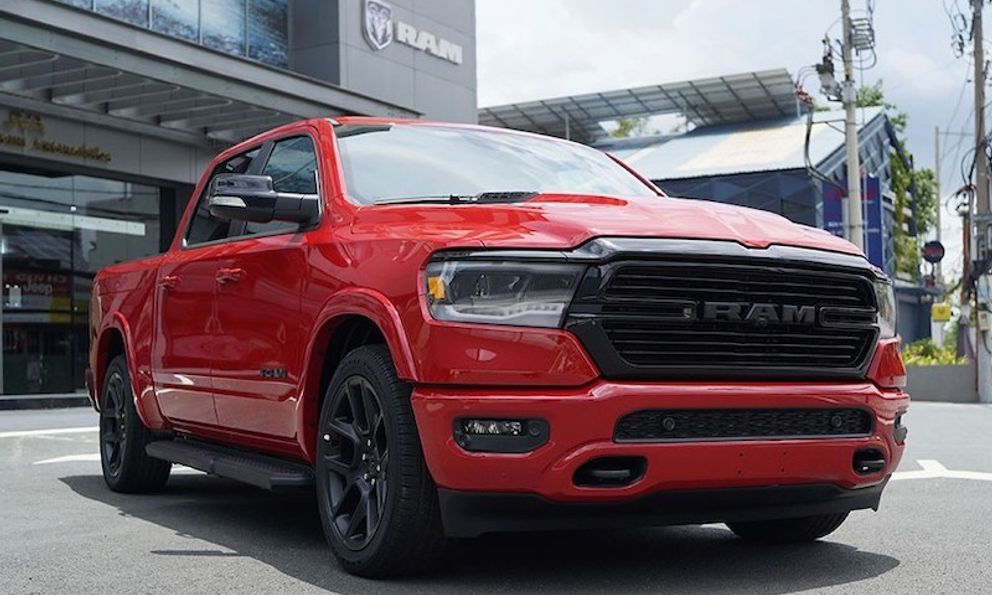 Lý do nào khiến RAM 1500 lại có giá bán cao ngất ngưởng so với Ford Ranger Raptor?