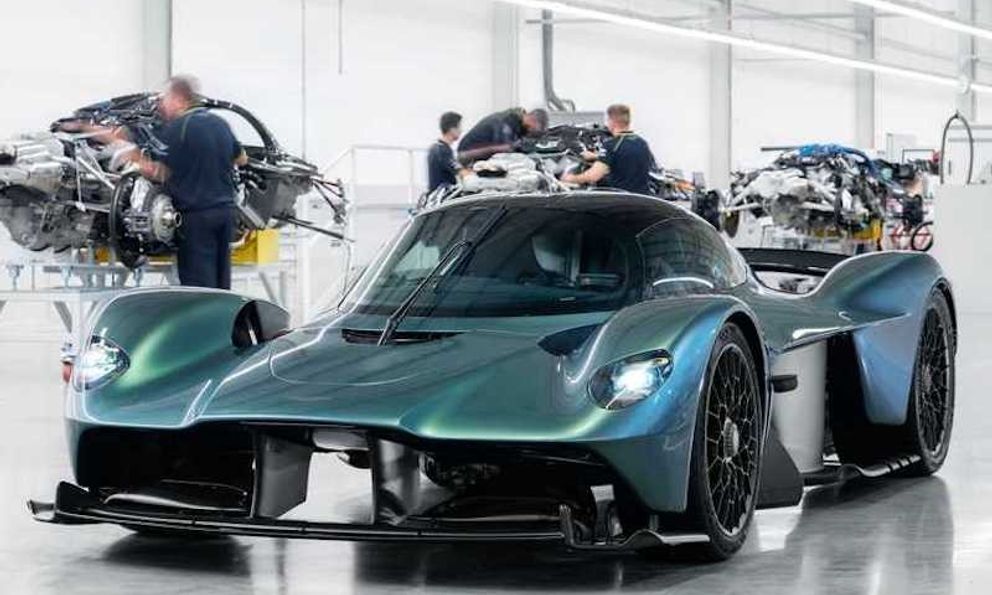 Siêu phẩm Aston Martin Valkyrie đầu tiên xuất xưởng, các đại gia đợi tới lượt lấy xe