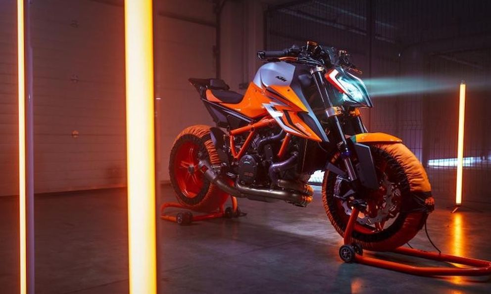 Ra mắt KTM 1290 Super Duke R Evo 2022, nổi bật với hệ thống treo điện tử