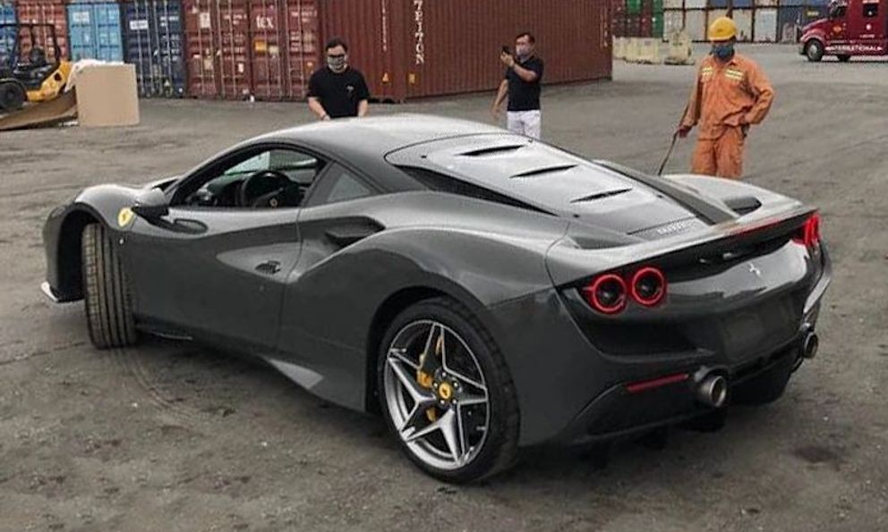 Siêu phẩm Ferrari F8 Tributo thứ 5 được đưa về nước, sở hữu lớp áo ngoại thất độc đáo