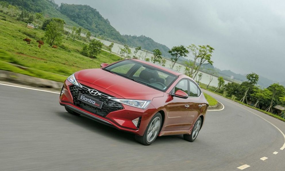 Hụt hơi trong cuộc đua phân khúc sedan hạng C, Hyundai Elantra giảm giá mạnh tại đại lý