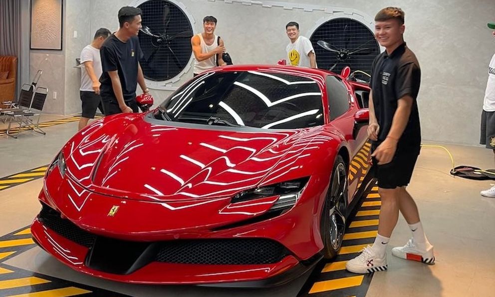 Rèn luyện sức khoẻ, các tuyển thủ ĐTVN tập “tạ” bằng Ferrari SF90 Stradale