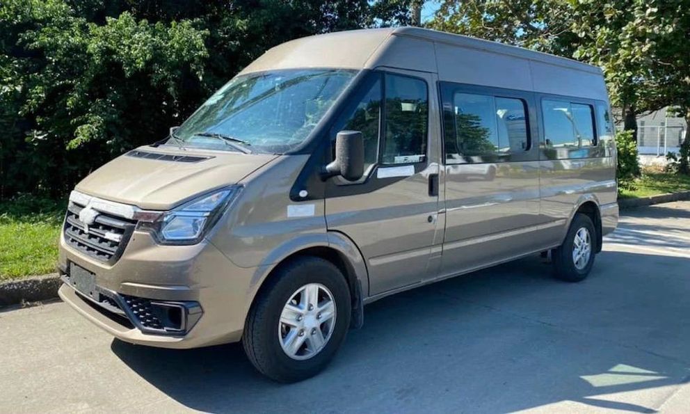 Đấu Hyundai Solati, Ford Transit 2022 bất ngờ lộ diện tại Việt Nam với ngoại hình miễn chê