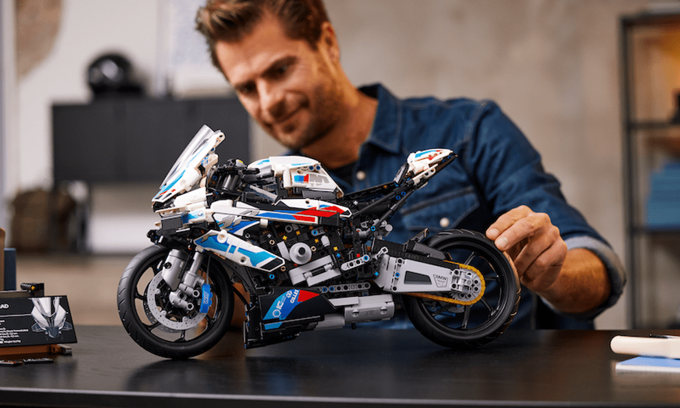 BMW chiều lòng fan hâm mộ mùa lễ hội bằng mô hình LEGO Technic M1000RR