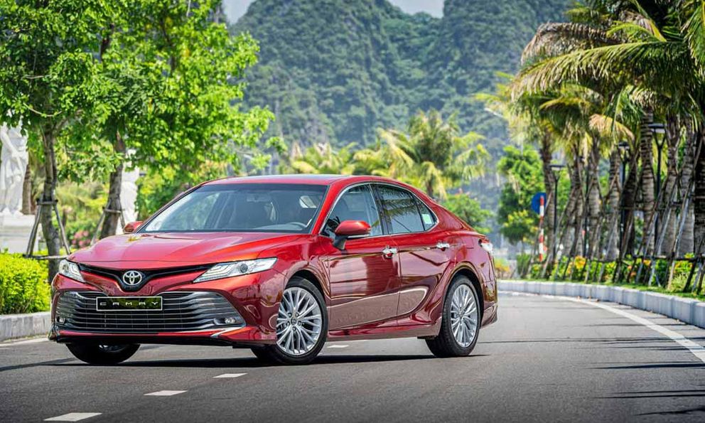 Hàng tồn chưa bán hết, đại lý Toyota đã phải xả kho Camry đời cũ với ưu đãi không tưởng