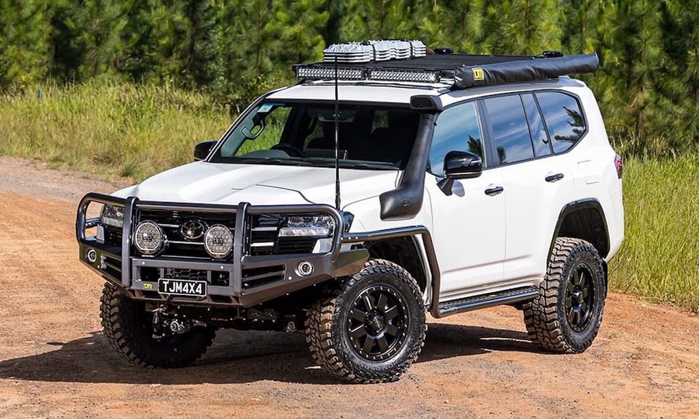 Toyota Land Cruiser 300 Series vốn đã cứng cáp nay còn hầm hố hơn với gói độ offroad của TJM