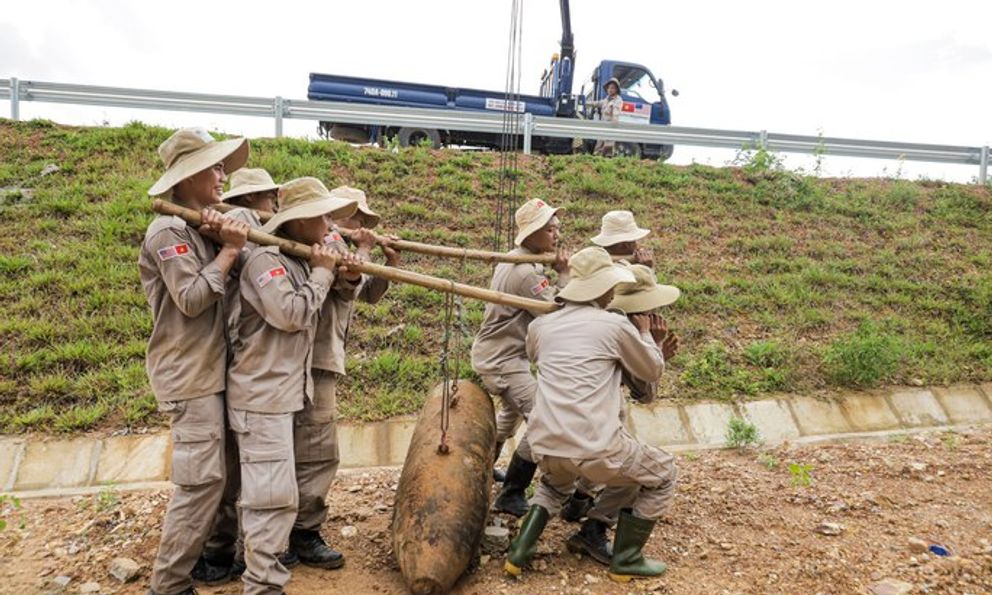 Quảng Trị: Phát hiện 2 quả bom 'khủng' trong vườn cao su