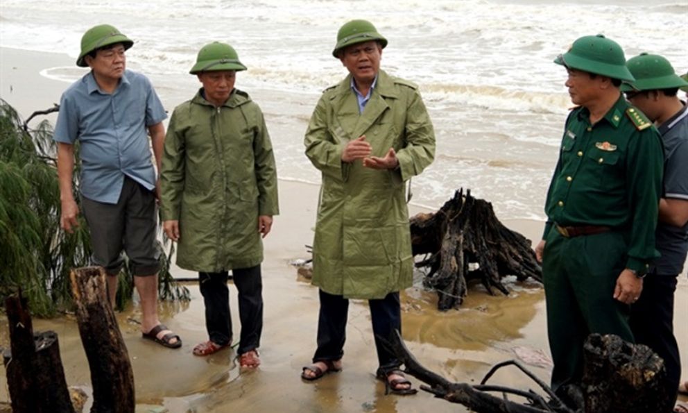 Lãnh đạo tỉnh Quảng Bình kiểm tra tình hình sạt lở bờ biển 
