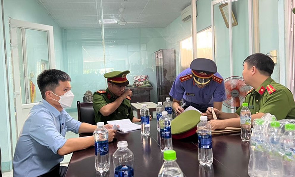 Quảng Bình bắt 2 Phó Giám đốc đăng kiểm vì nhận hối lộ