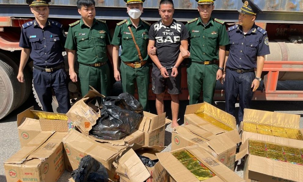 Bắt xe đầu kéo chở gần 3 tạ pháo lậu và 2,6 tấn gỗ trắc 