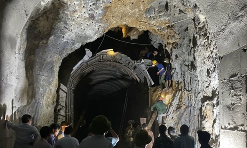 Quảng Bình: Sạt lở trong lúc thi công hầm đường sắt khiến 8 đoàn tàu ách tắc