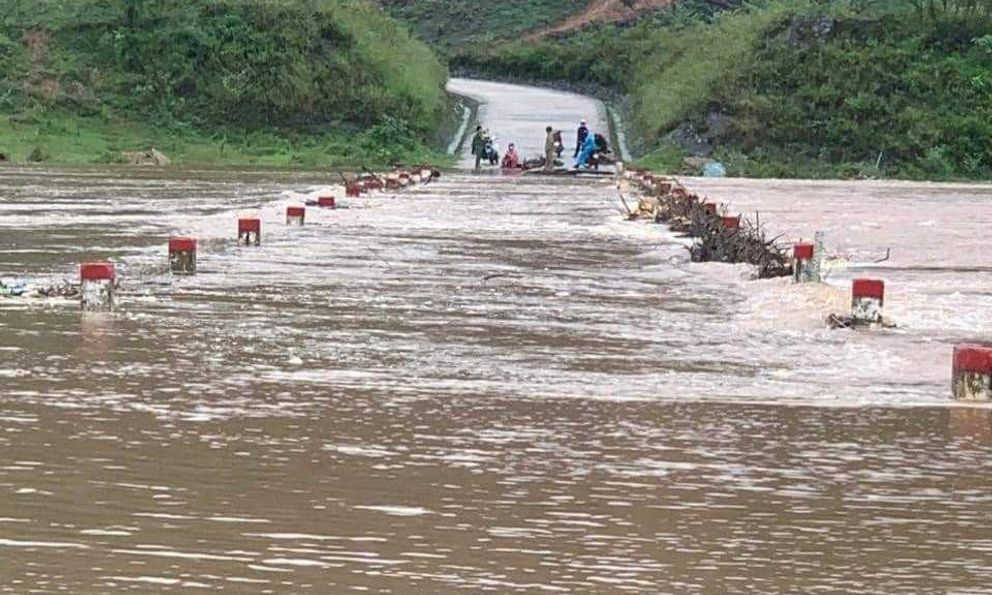 Mưa lớn tại Quảng Trị và Huế, nhiều trường cho học sinh nghỉ học