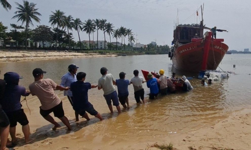 Bất chấp lệnh cấm biển, 2 ngư dân vẫn ra khơi và bị chìm thuyền