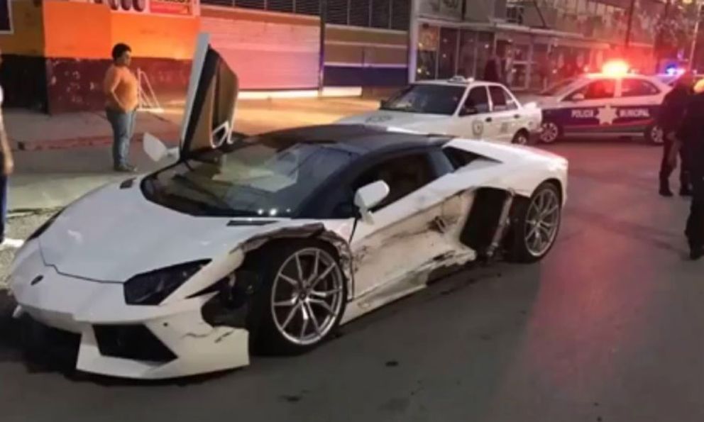 Taxi rẽ ẩu đâm móp siêu xe Lamborghini Aventador