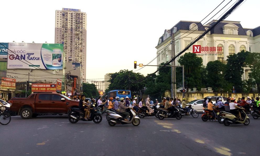 Tham gia giao thông kiểu khôn lỏi, người Việt bó chân nhau