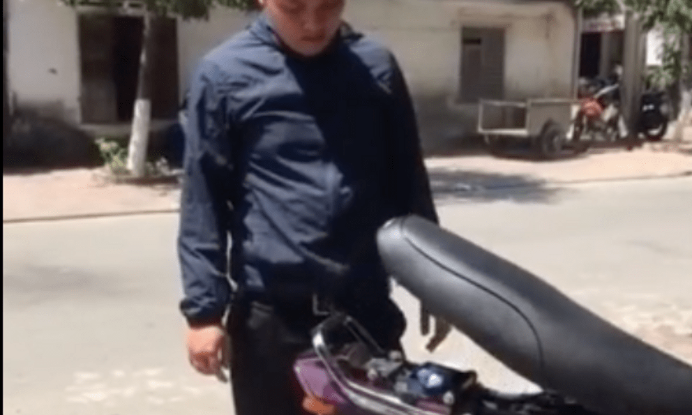 Ngỡ ngàng Honda Dream tự nâng yên như ô tô mở cốp