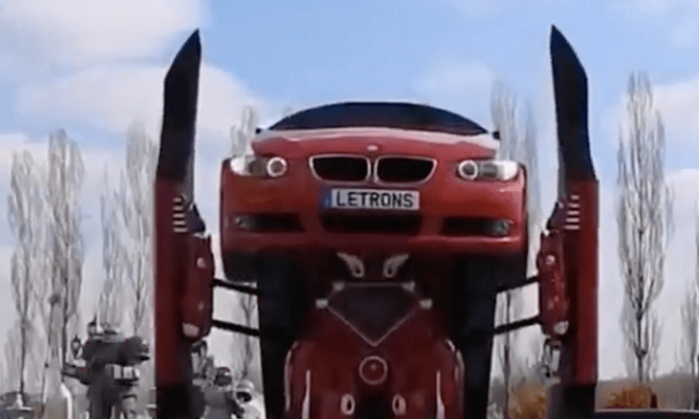 Kinh ngạc xe ô tô biến hình thành người máy trên phố