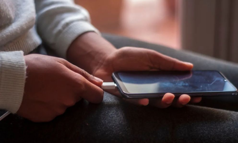 Apple bị phát hiện sử dụng pin giá rẻ cho iPhone 15