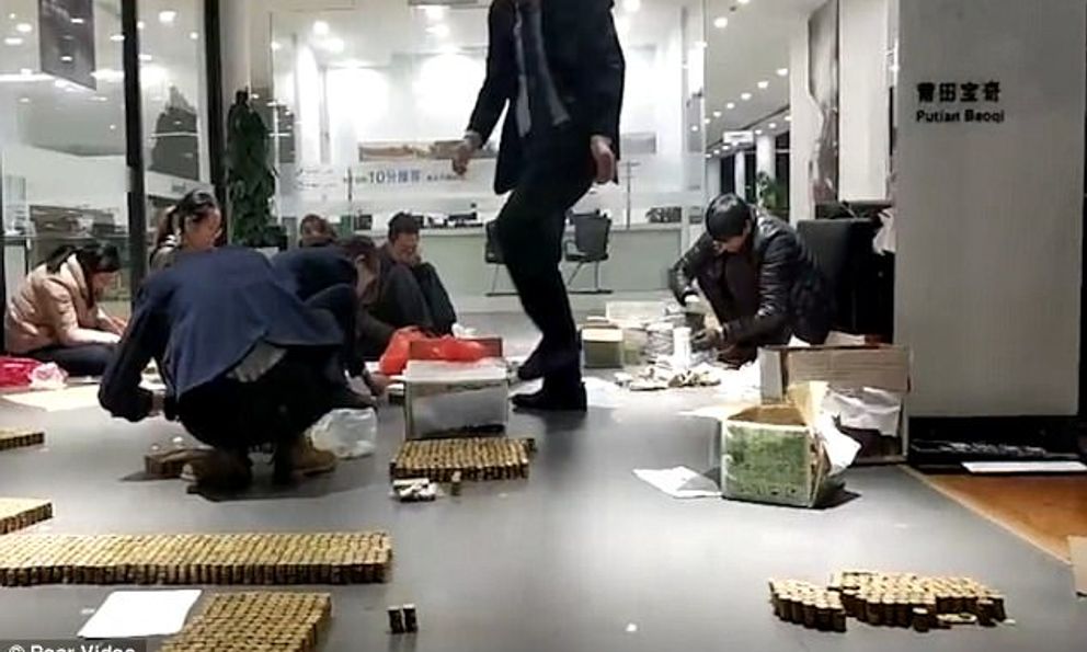 Doanh nhân Trung Quốc trả tiền mua BMW bằng tiền xu tiết kiệm