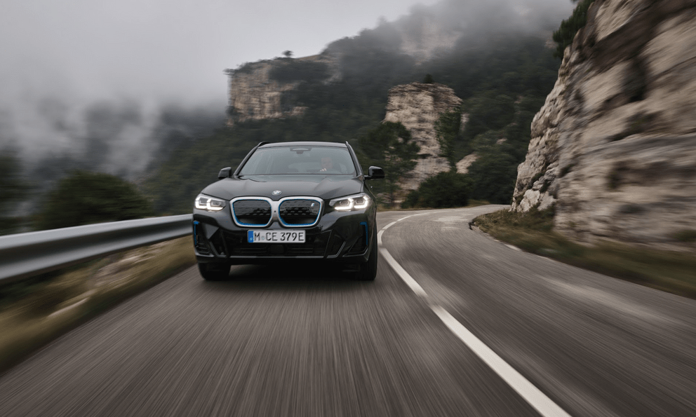 BMW iX3 tới tay khách Việt, công nghệ mạnh mẽ hơn bù đắp cho thiết kế bên ngoài ít thay đổi